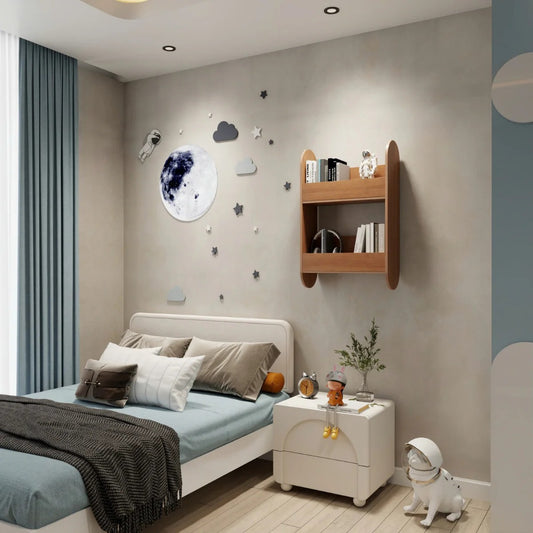 Bibliothèque murale en bois dans une chambre enfant au style scandinave