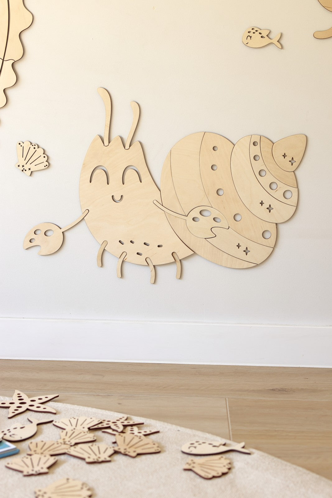 Crabe mural en bois pour décorer une chambre d'enfant ou une chambre bébé.