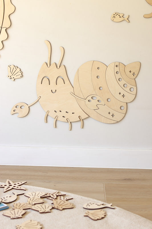 Crabe mural en bois pour décorer une chambre d'enfant ou une chambre bébé.