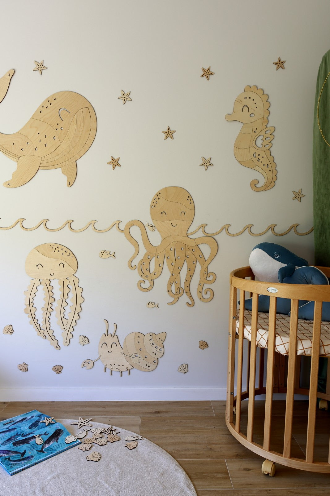 Décoration de chambre bébé sur le thème marin avec crabe, pieuvre et baleine en bois.