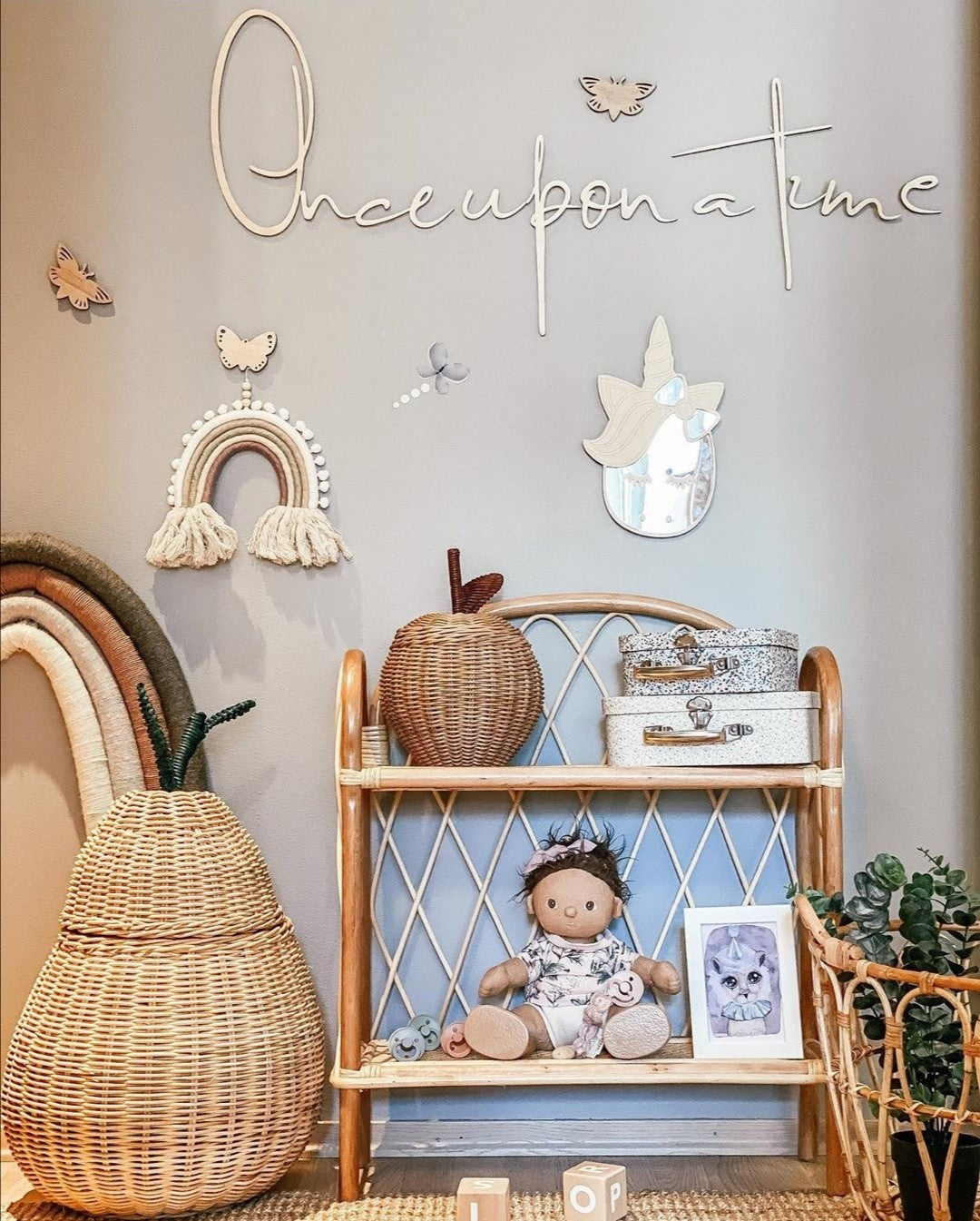 Inscription murale « Il était une fois » en bois au-dessus d'un lit dans une chambre d'enfant.