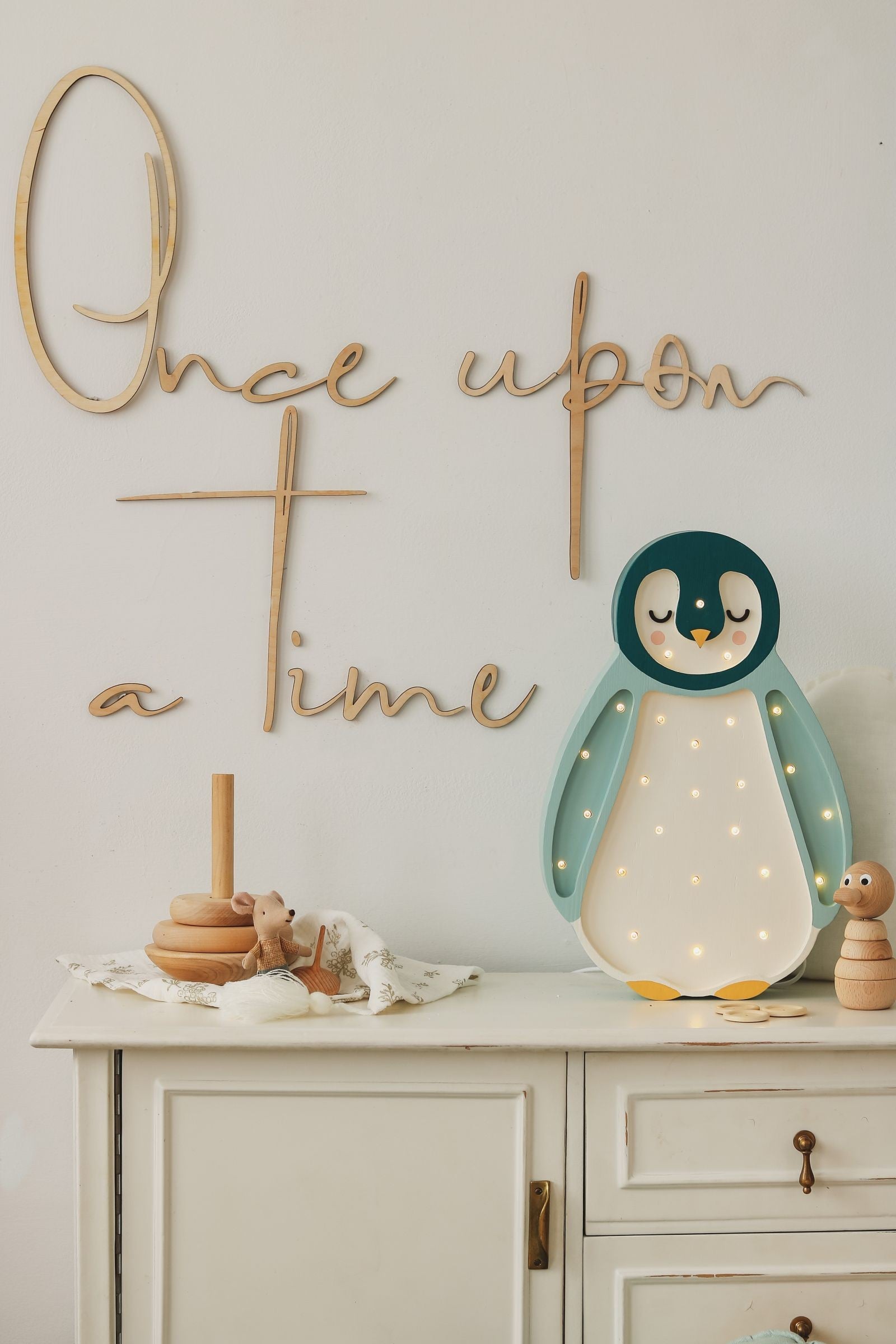Décoration murale en bois « Il était une fois » installée dans une chambre d'enfant au style féerique.
