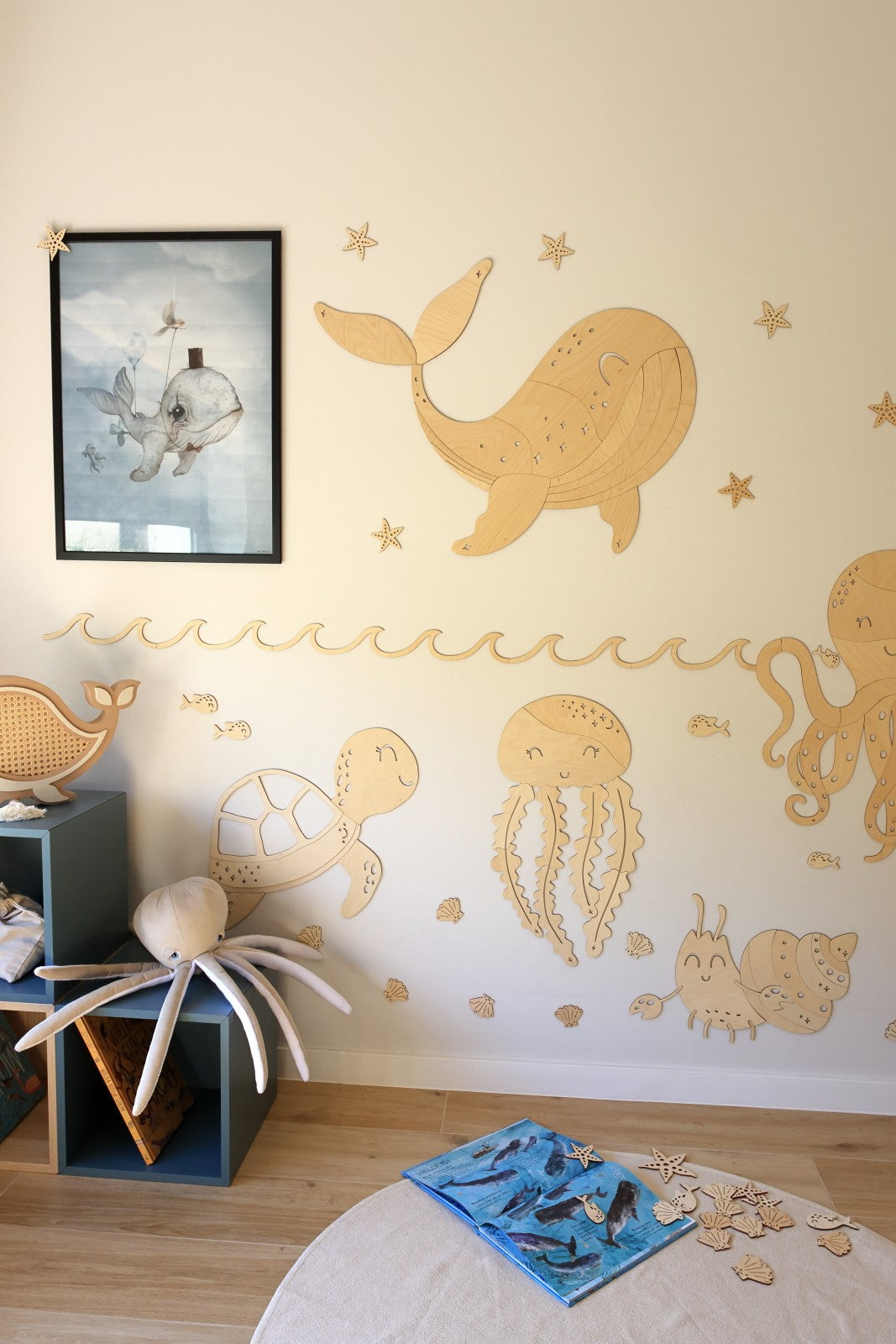 Collection de décorations murales en bois sur le thème de l'océan pour une chambre bébé naturelle.
