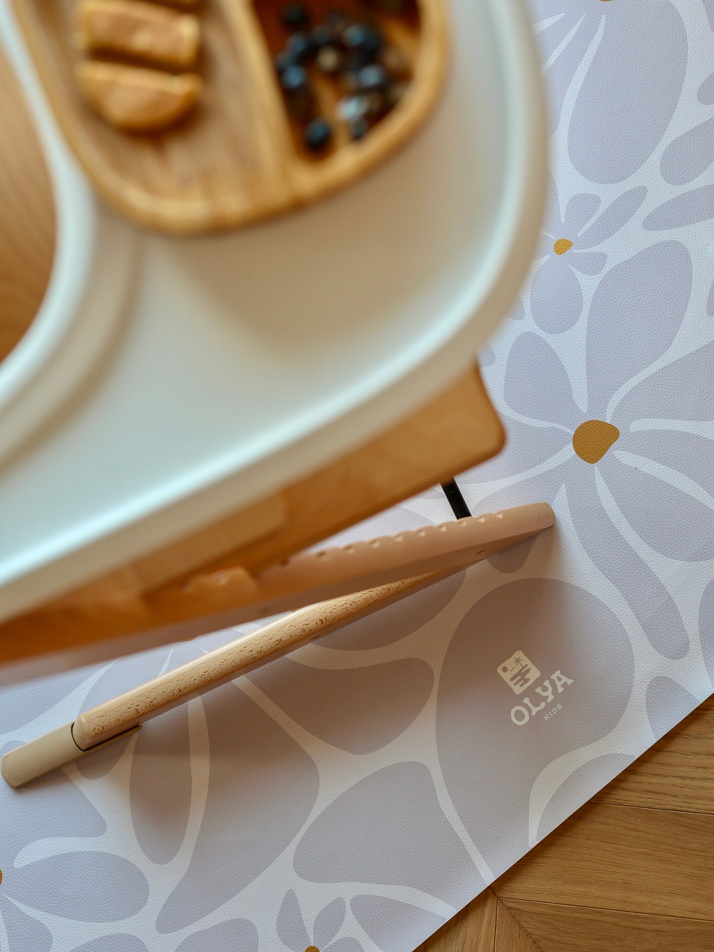 Gros plan sur le revêtement en cuir vegan du tapis de repas imperméable Daisy Lavender