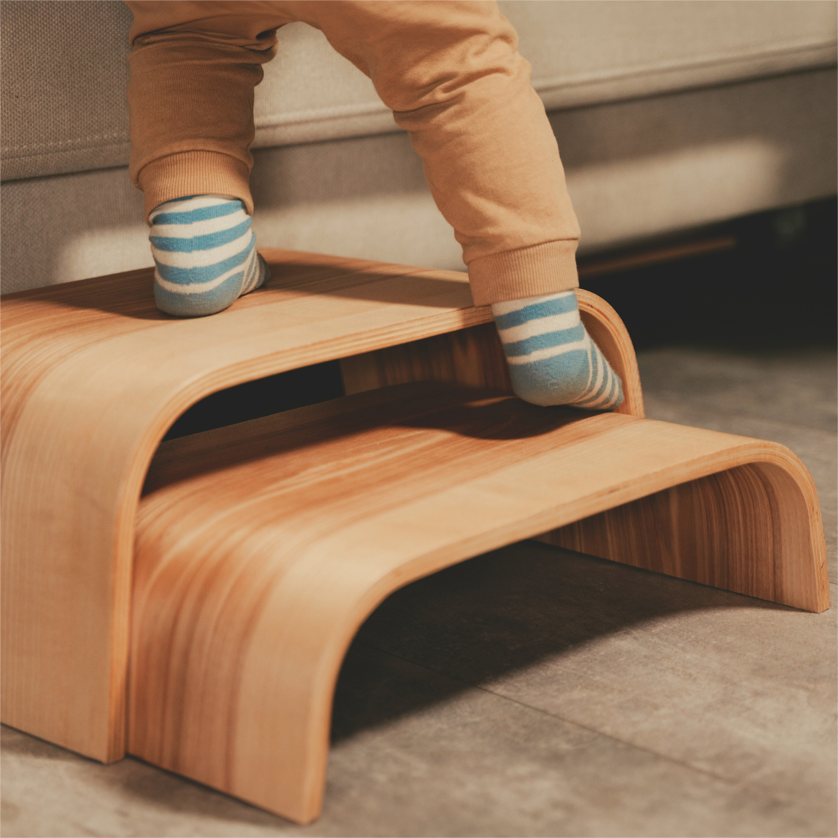 Marchepied Montessori en bois favorisant l'autonomie des enfants au quotidien