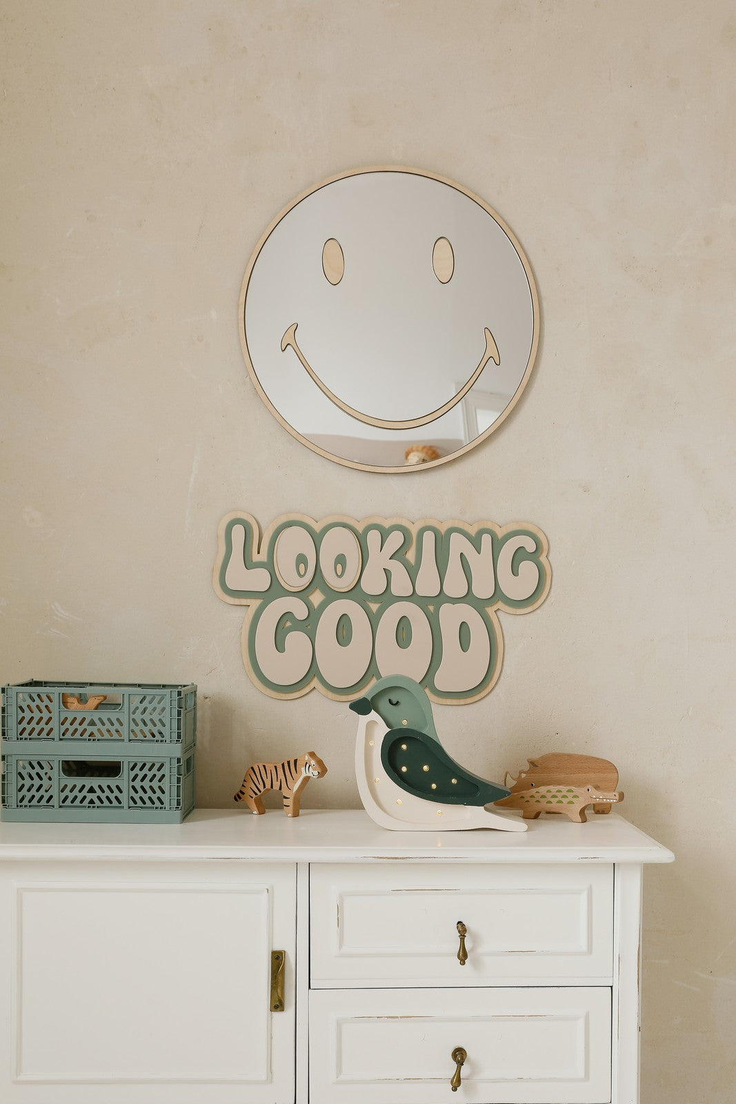 Miroir enfant Emoji en bois avec miroir doré installé dans une chambre d'enfant à la décoration naturelle.