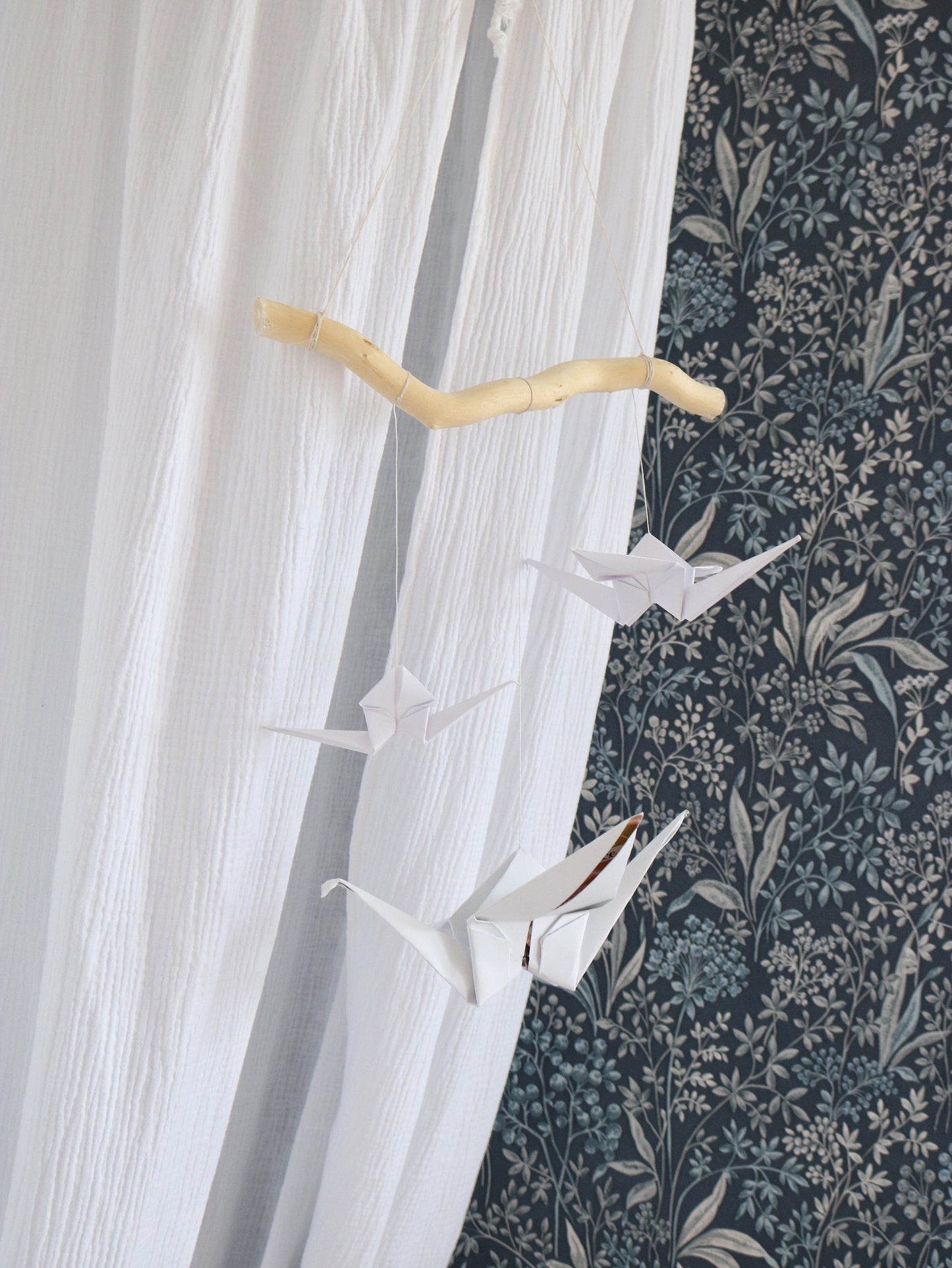 Mobile origami blanc suspendu pour décorer une chambre bébé, création artisanale au style scandinave