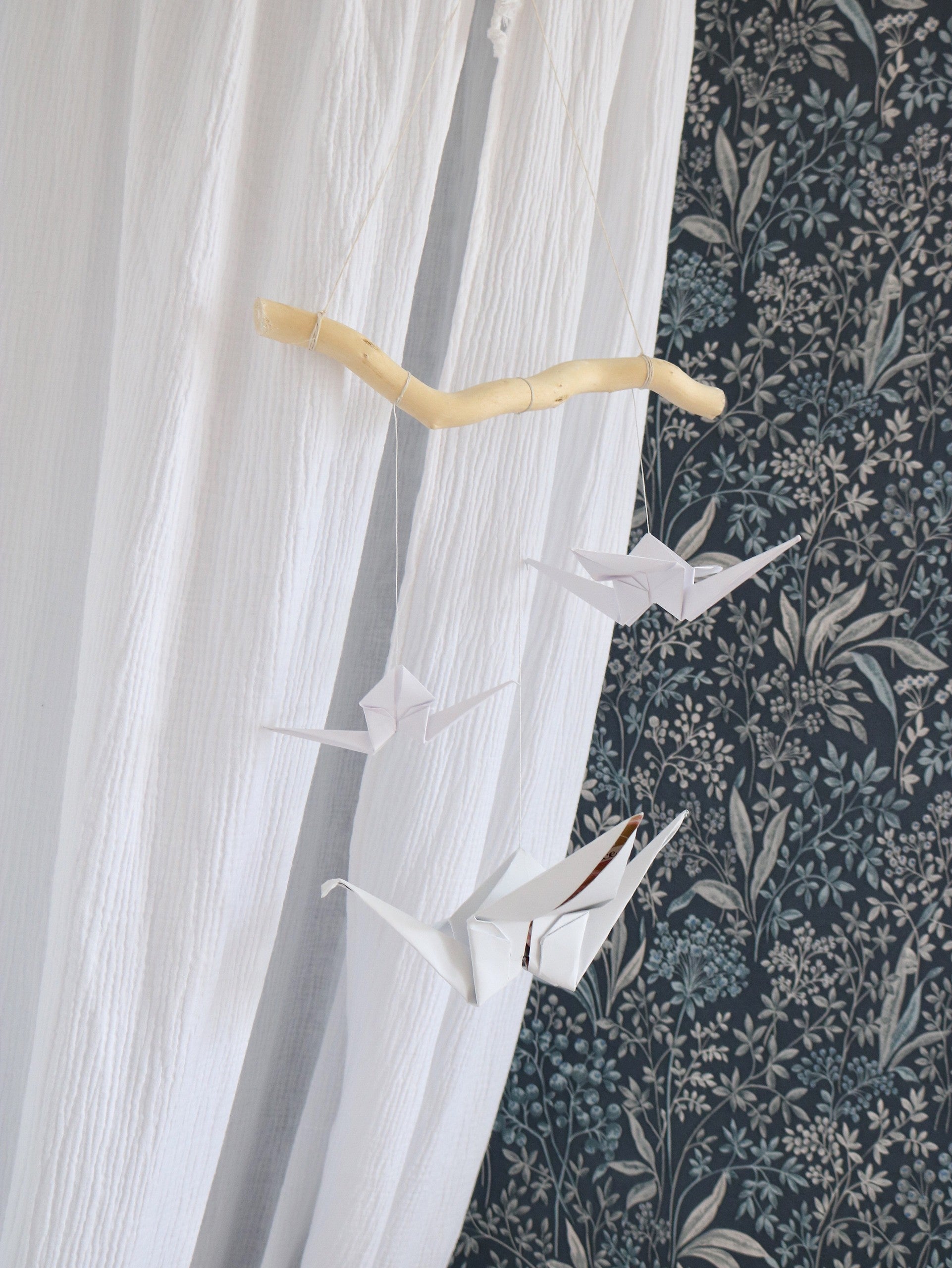Mobile origami blanc suspendu pour décorer une chambre bébé, création artisanale au style scandinave