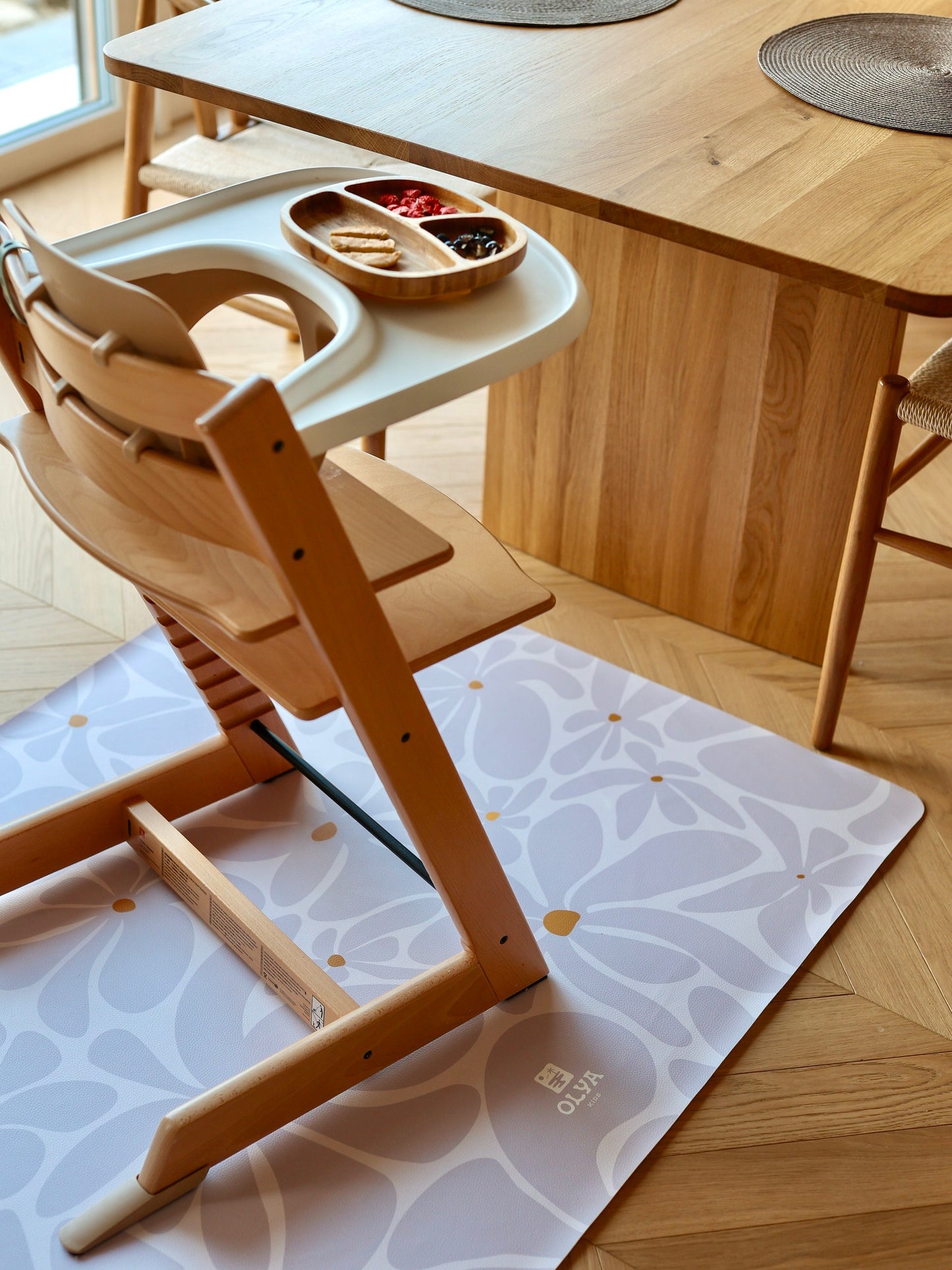 Vue d'ensemble du tapis de protection sous chaise haute Daisy Lavender dans un intérieur moderne