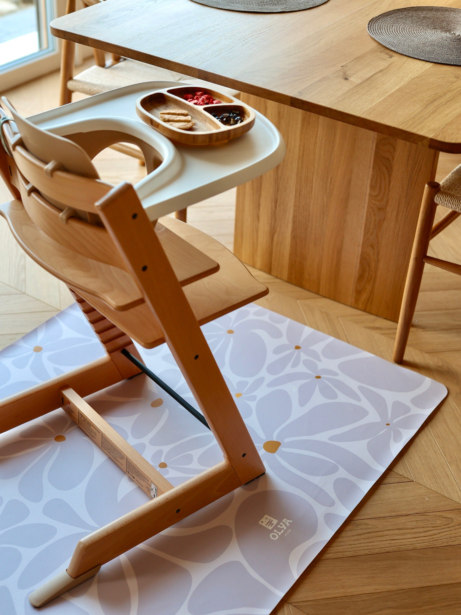 Vue d'ensemble du tapis de protection sous chaise haute Daisy Lavender dans un intérieur moderne