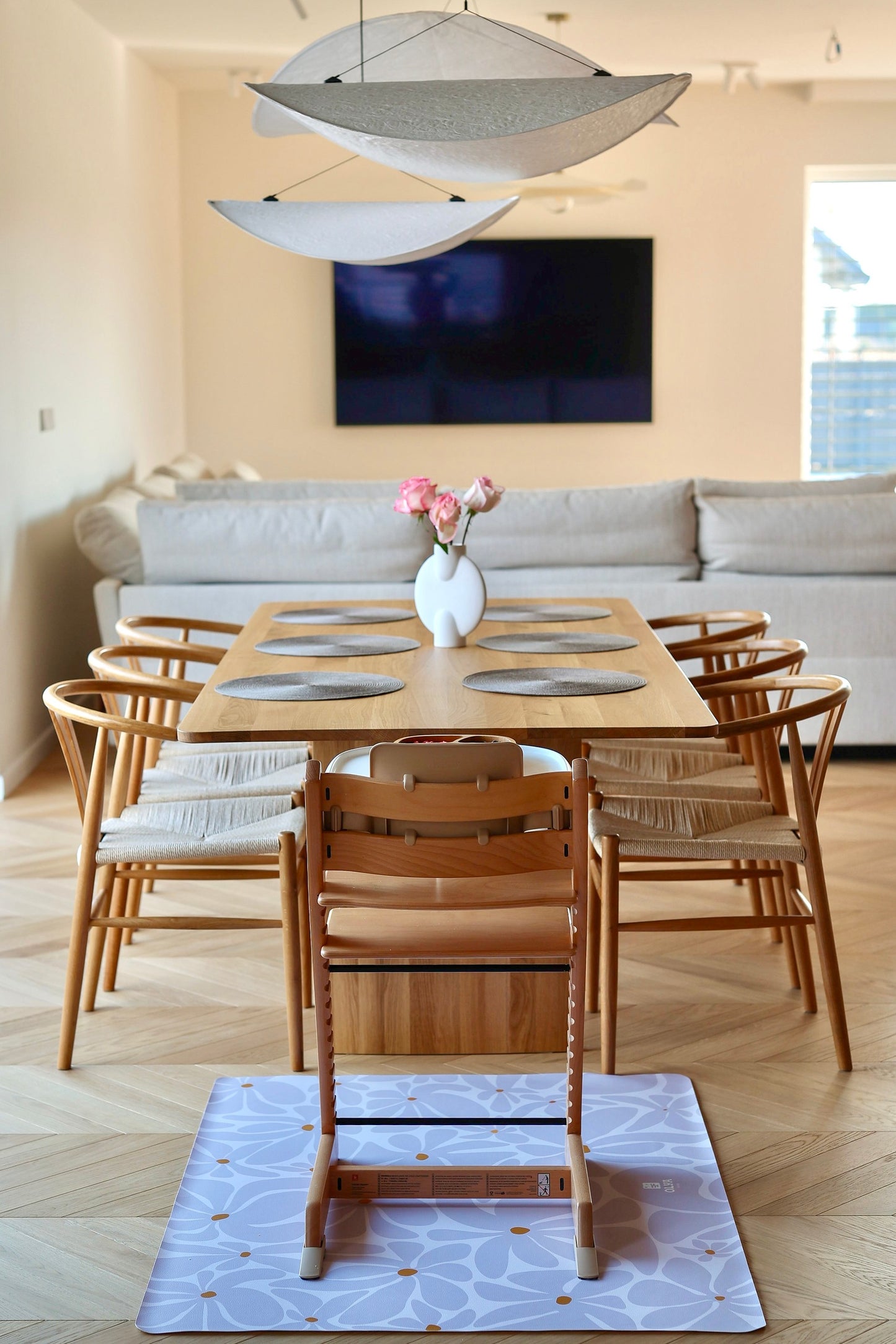 Tapis de repas imperméable sous chaise haute motif Daisy Lavender dans une salle à manger familiale